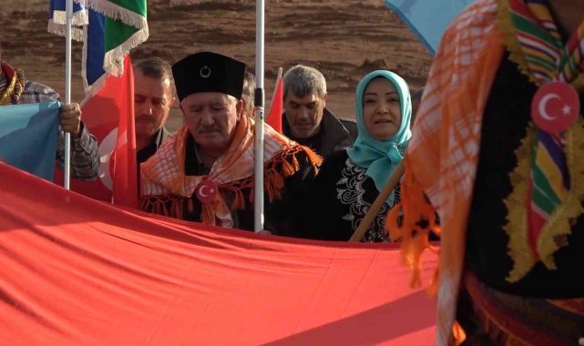 Türk ve Kazakistan bayraklarıyla yürüdüler, birlik ve beraberliğe dikkat çektiler