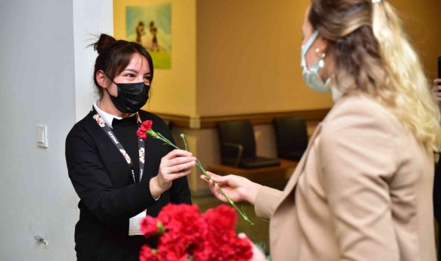 Tuzla Belediyesi'nden tıbbi sekreterlere çiçek sürprizi