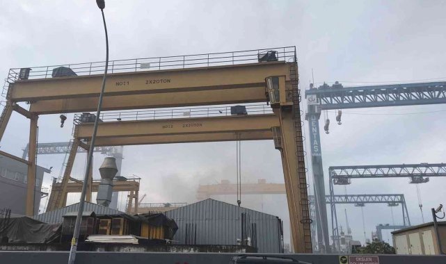 Tuzla tersanesinde bir gemide yangın çıktı. Olay yerine çok sayıda itfaiye ekibi sevk edildi.