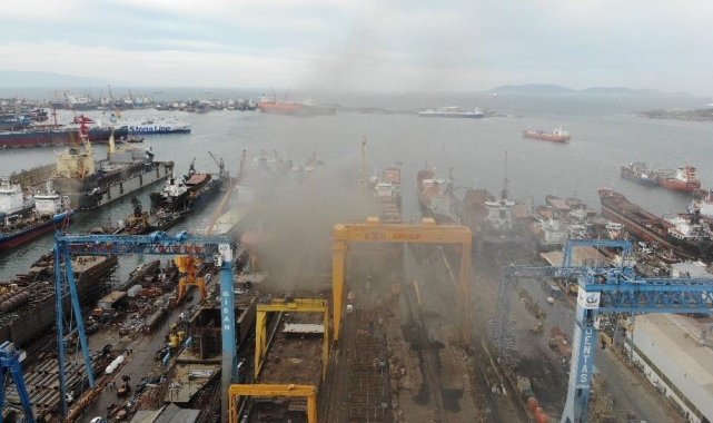 Tuzla'da kuru yük gemisinde yangın çıktı