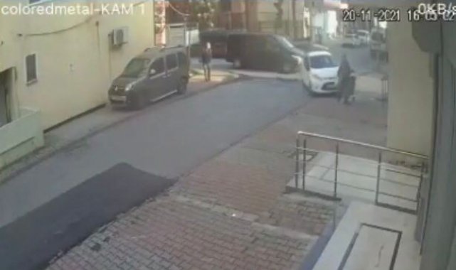 Ümraniye'de kazada savrulan araç, yayaya çarpıp dükkana daldı