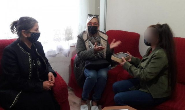 Üniversite hazırlığındaki gence kitap ve tablet desteği