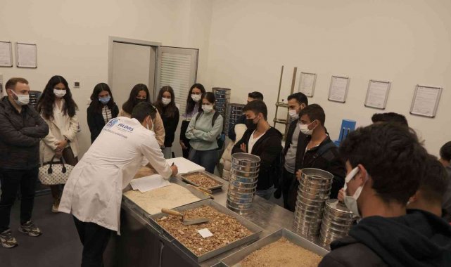 Üniversiteliler yapı malzemeleri laboratuvarını gezdi