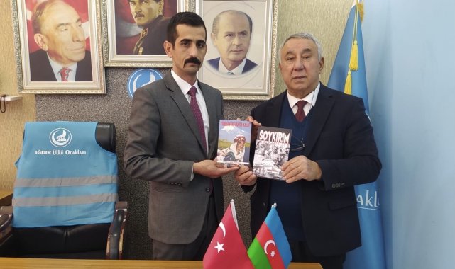 Ünsal, "Soykırım ve Yüreğim Erivanda Kaldı" romanını Iğdır ülkü ocakları başkanına hediye etti