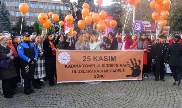 Uşak'ta kadına şiddete karşı turuncu balon