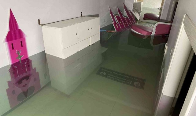 Üsküdar'da İSKİ'ye ait boru patladı, eğitim kurumu sular içinde kaldı