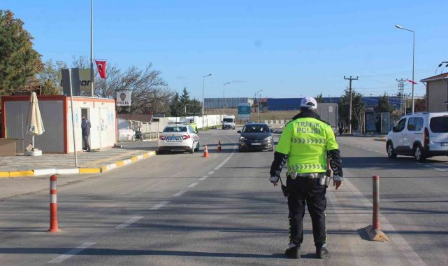 Uygulamadan kaçmaya çalışan otomobilden uyuşturucu çıktı