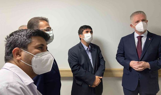 Vali Gül, dövülen bebeği ziyaret etti