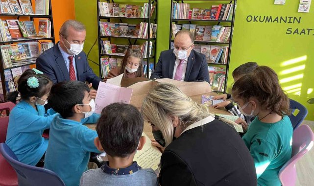 Vali Tutulmaz, açılışını yaptığı kütüphanelerde öğrencilerle kitap okudu