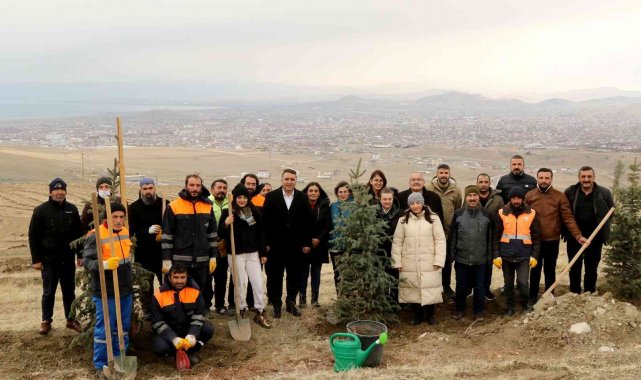 Van Büyükşehir Belediyesi 1 yılda 30 bin fidanı toprakla buluşturdu