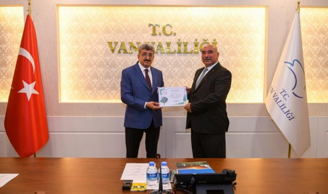 Vanlı muhtarlara fidan dikim sertifikası verildi