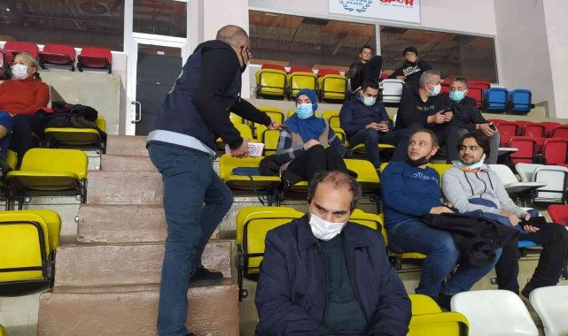 Voleybol maçını izlemeye gelen kadınlara KADES anlatıldı