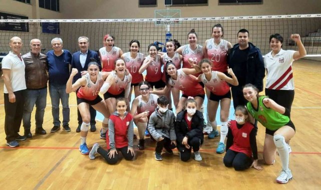 Voleybolda Ayvalıkgücü ligin güçlü ekibi Nilüfer'i devirdi