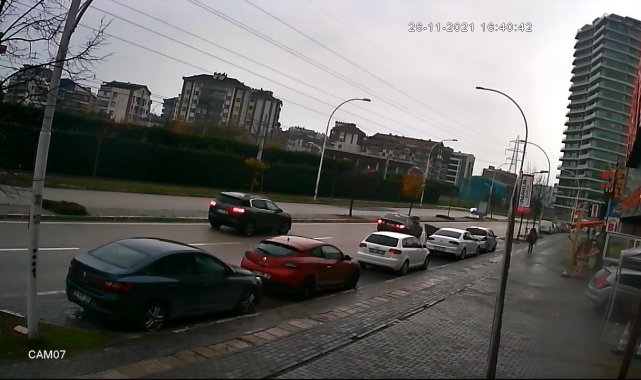 Yağmurla gelen kaza kameraya yansıdı