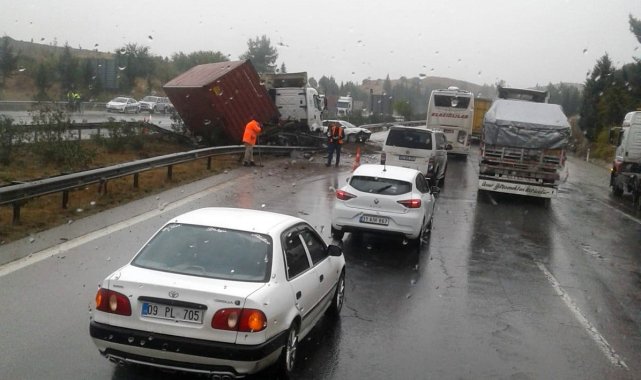 Yağmurla kayganlaşan yolda tır otomobile çarptı