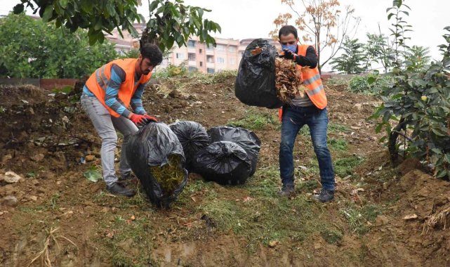 Yaprak ve çim atıklarından organik gübreye dönüştürüyorlar