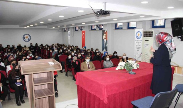 Yazarlar okullarda öğrencilerle buluşuyor