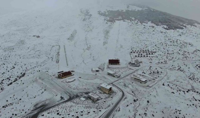 Yıldız Dağı Kayak Merkezi beyaza büründü