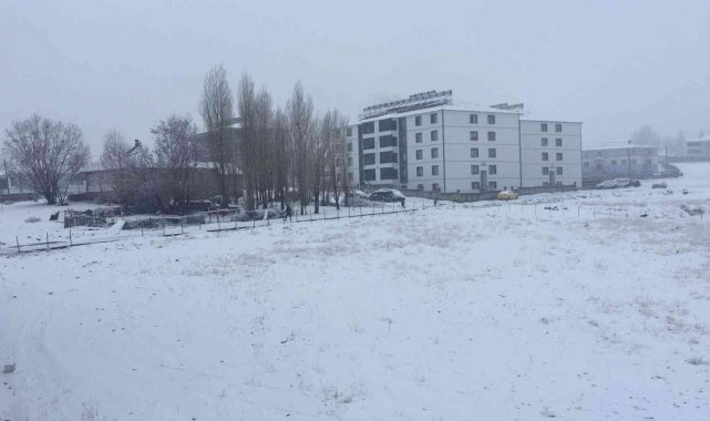 Yılın 5 ayını kar altında geçiren Karlıova beyaza büründü