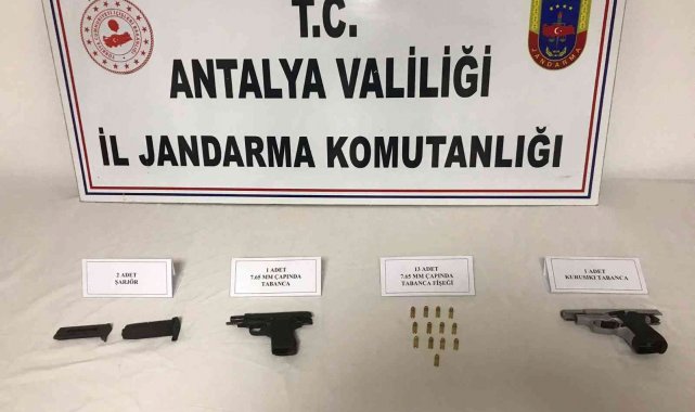 Yol kontrol noktasında durdurulan araçtan ateşli silah çıktı