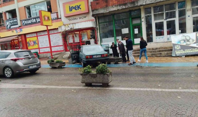 Yoldan çıkan aracı beton saksılar durdurdu