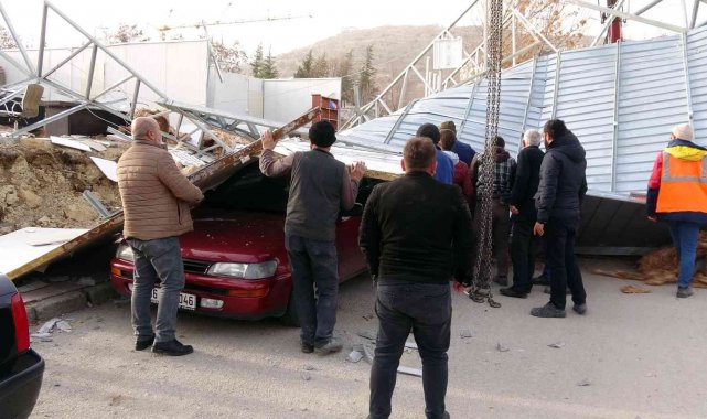 Yozgat'ta fırtına nedeniyle kopan çatı parçaları iki araca zarar verdi