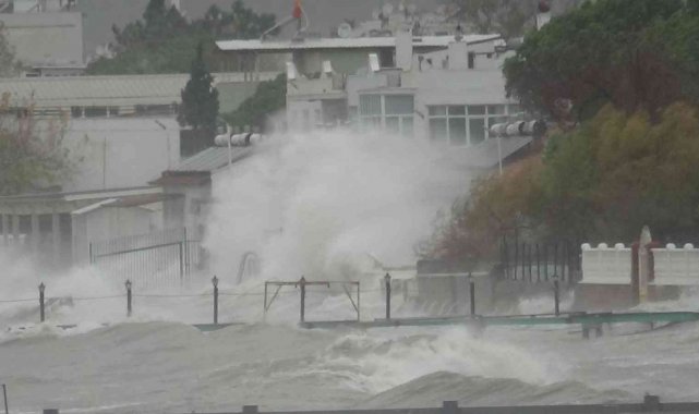 Yüksekliği 5 metreyi bulan dev dalgalar sahilleri dövüyor