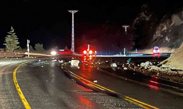 Zigana dağ yamacından kopan kayalar seyir halindeki kamyonete isabet etti