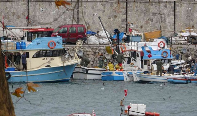 Zonguldak'ta şiddetli rüzgar etkisini sürdürüyor