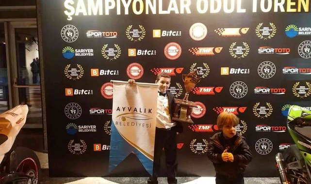 10 yaşındaki Ayvalıklı motosikletçi kupasına kavuştu