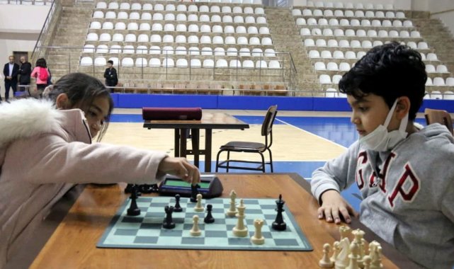 100 sporcu satranç turnuvasında mücadele etti