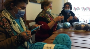 100 Yaş Evinden ihtiyaç sahiplerine atkı ve kazak