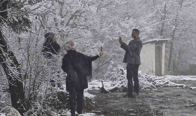 1030 rakımlı Ahmetusta geçidi kar yağışıyla beyaza bürüdü