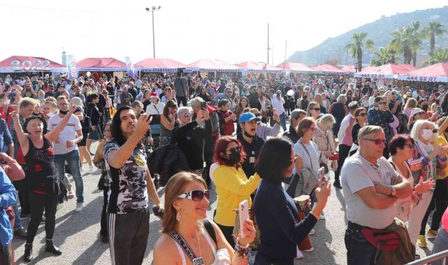 11. Alanya Uluslararası Yeni Yıl Pazarı açıldı