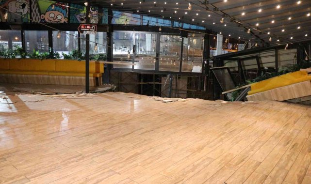 14 Burda AVM'de bulunan kafe çöktü