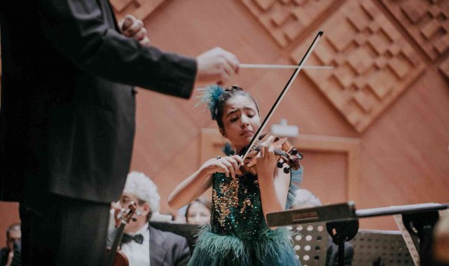 14 yaşındaki Elif'ten uluslararası müzik yarışmalarında birincilik