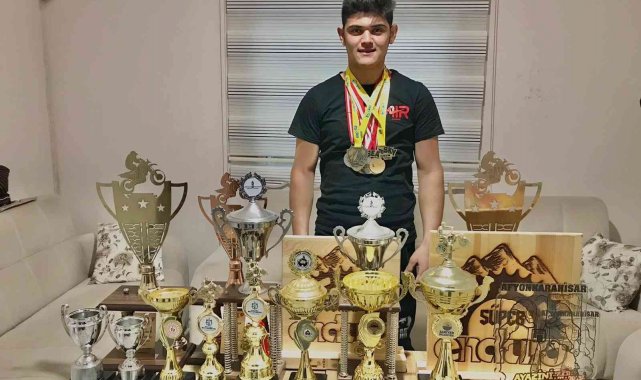 17 yaşındaki Anıl Özeşker, enduro yarışlarında kupaları topladı
