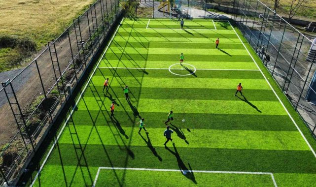 19 Mayıs Belediyesi'nden 2 okula halı saha