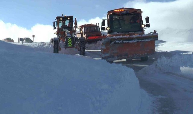 2 bin 885 rakımlı Palandöken geçidinde nefes kesen karla mücadele çalışması
