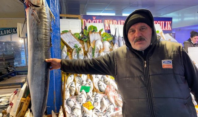 2 bin liraya satılan 1 buçuk metrelik kılıç balığı ilgi çekiyor
