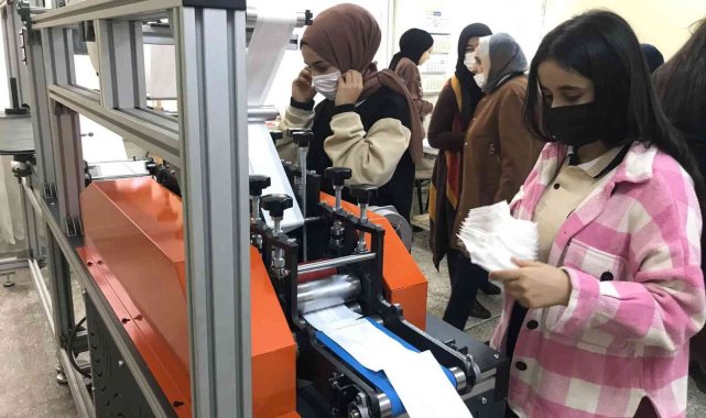 2 yılda 2 milyon maske üreterek 400 bin lira ciro yapan öğrenci ve öğretmenlerin hedefi 1 milyon TL