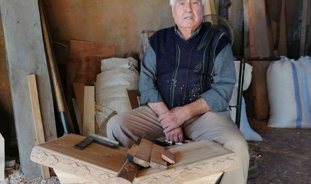 20 yıldır gönüllü olarak camilerin ahşap işini yapıyor
