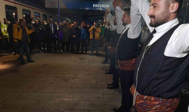21 ay sonra yeniden sefere başlayan Turistik Doğu Ekspresi coşkuyla karşılandı