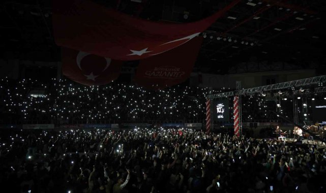 25 Aralık halk konserleri Eypio ve Koray Avcı ile sürüyor