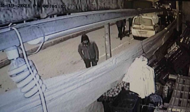 2,5 metrekarelik dükkana giren hırsız bin TL çaldı