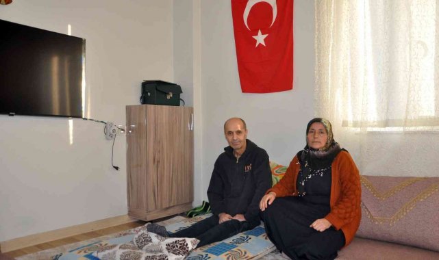 25 yıl önce çıkan çatışmada yaralanarak ferç olan gazi eşine çocuk gibi bakıyor