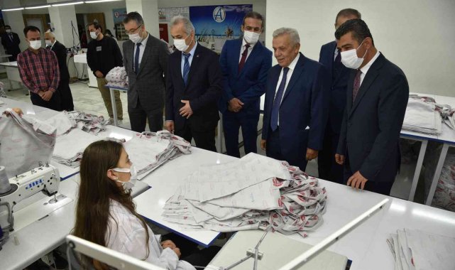 3 farklı tasarımı tescillendiren öğrenciler ödüllendirildi