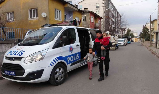 3 katlı binada yangın çıktı minik çocukları polis ısıttı