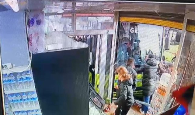 3 kişinin otobüsün altında sıkıştığı kaza anı güvenlik kameralarına böyle yansıdı