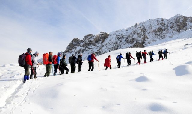 30 dağcı, 6 saatte karlı kaplı zirveye tırmandı
